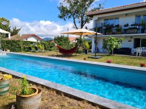 Appartement avec cuisine et grande piscine chauffée
