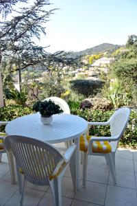 APPARTEMENTS DANS VILLA EN REZ DE JARDIN