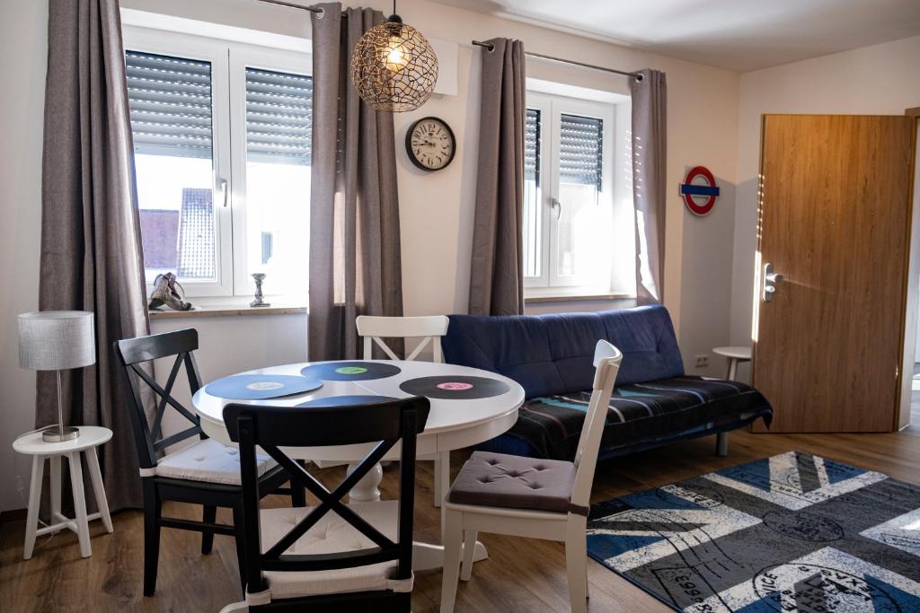 Appartements London/New York 24 Dorfstraße, 86735 Forheim