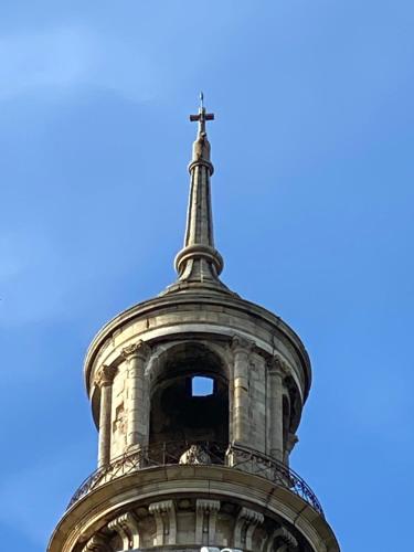 Aux Pieds de La Cathedrale