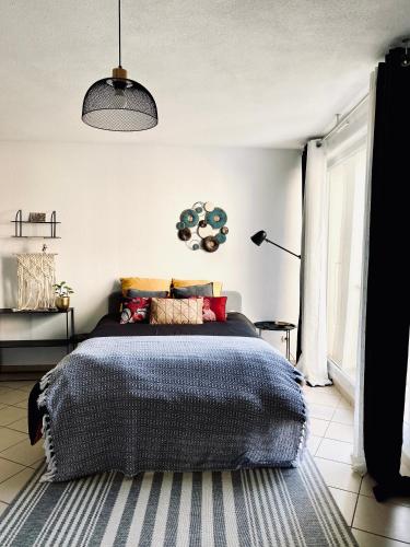 BD à pied, Centre, idéalement situé , remparts, Cosy studio avec balcon, vue imprenable et vue sur le jardin, calme, parking gratuit, Angoulême