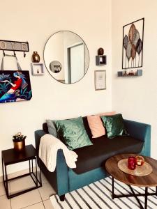 BD à pied, Centre, idéalement situé , remparts, Cosy studio avec balcon, vue imprenable et vue sur le jardin, calme, parking gratuit, Angoulême