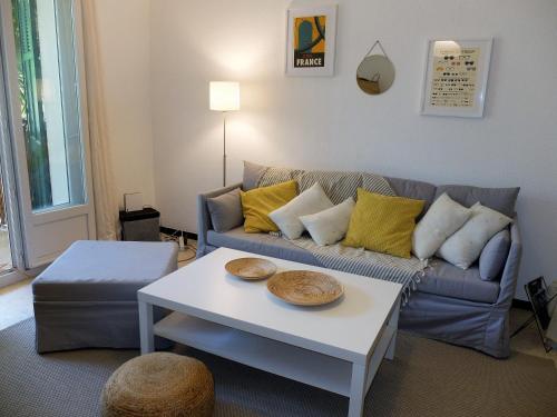BEAUX APPARTEMENTS 65m2 AVEC ESPACES EXTERIEURS PARKINGS PROCHE PLAGE