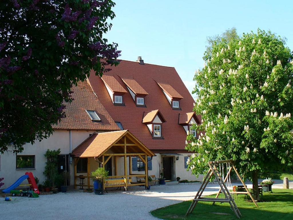 Appartements Bio-Ferienhof Scheckenbauer Ortsstraße 18 91798 Höttingen