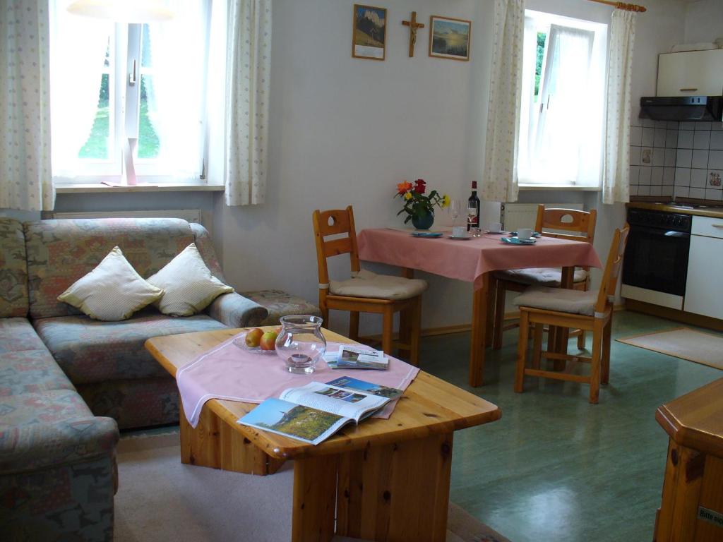 Bruckhuberhof Dorfplatz 1, 84364 Hirschbach