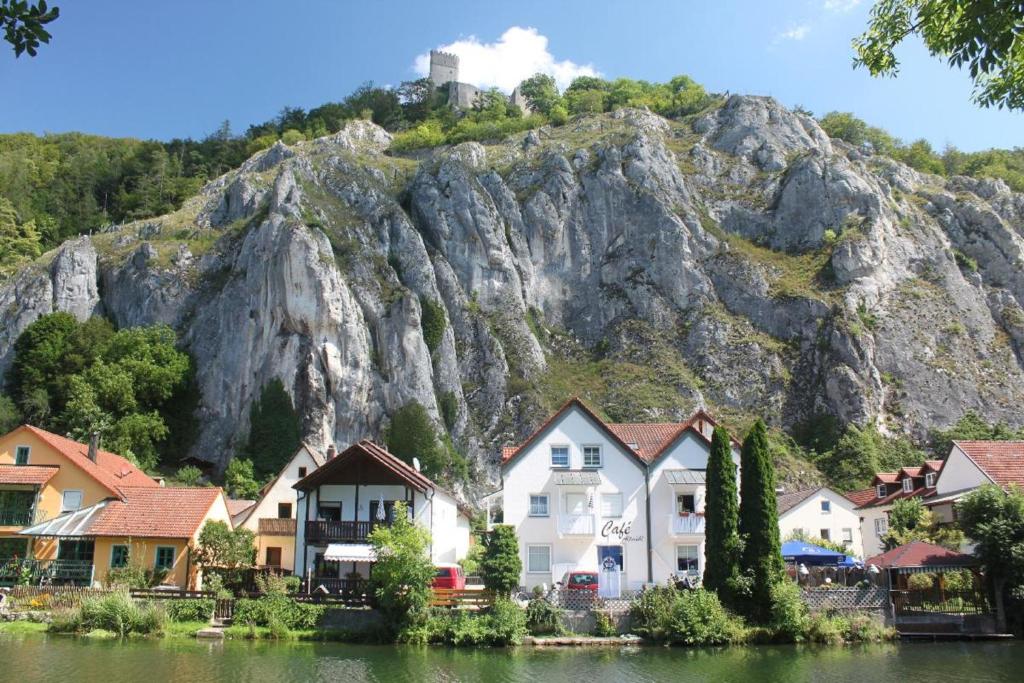 Cafe Altmühl, Ferienwohnungen Gästehaus Krimhilde direkt am Wasser 7 Oberer Markt, 93343 Essing