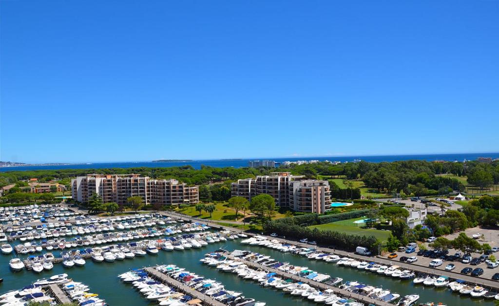 Appartements Cannes Marina Golf Le Surcouf , entree D 150 Avenue de la Marine Royale 06210 Mandelieu-la-Napoule