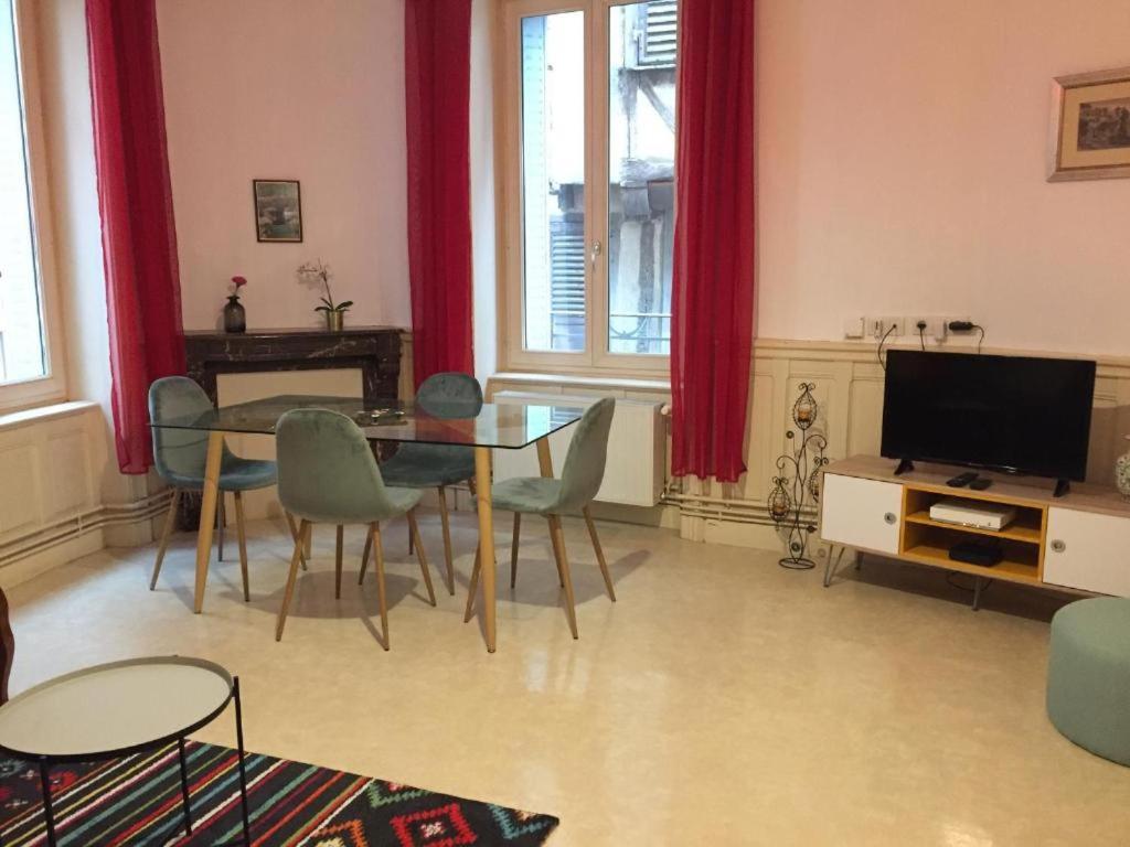 Appartements CAP COUTELLERIE T2 et T4 Thiers hypercentre- horaires adaptables- Idéal PROS et GROUPES 2ème étage 6 Rue Traversière 63300 Thiers