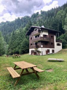 Chalet en pleine nature avec 2 appartements pour 6 ou 8 qui peuvent être réunis en 1 pour 14 personnes