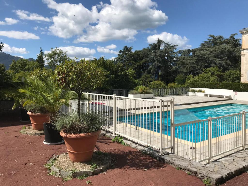 Charme et tranquillité, dans résidence avec piscine, L’APARTÉ - SEJOURAIX 6 Avenue d'Albion, 73100 Aix-les-Bains