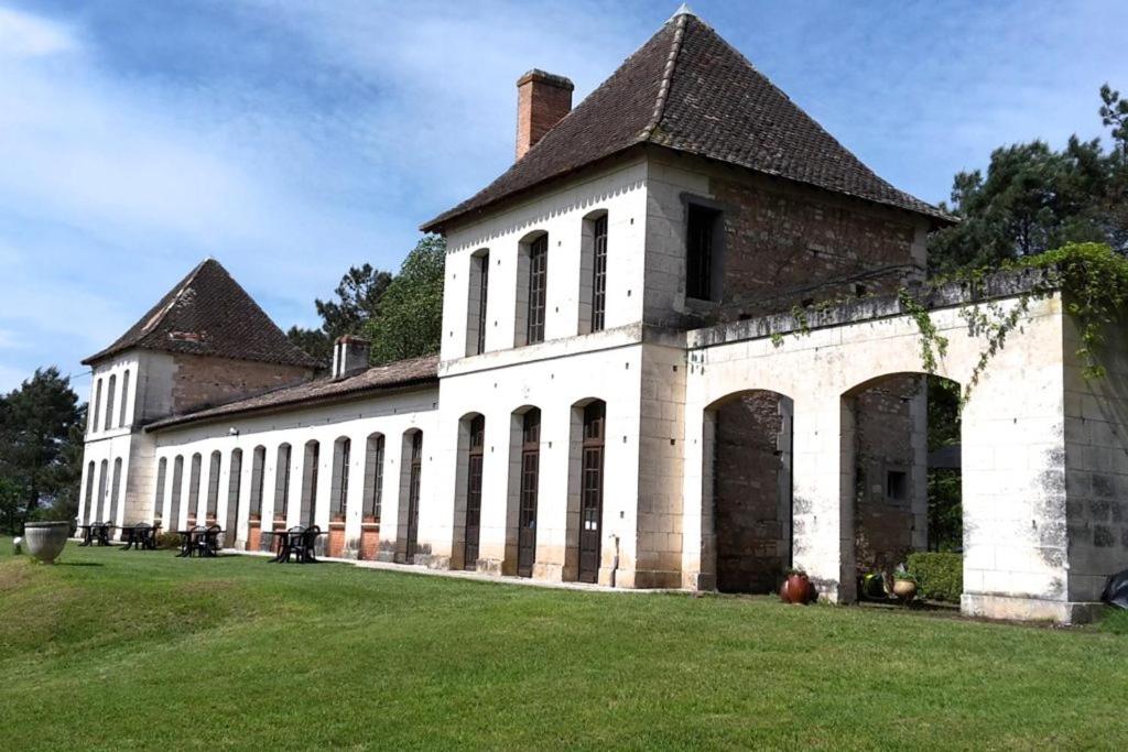 Château Neuf Le Désert Château Neuf le Désert, 24700 Le Pizou