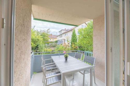 Chic & Bright Apartment with Balcony