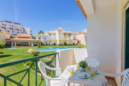 Condominio Jardins Santa Eulalia by Garvetur