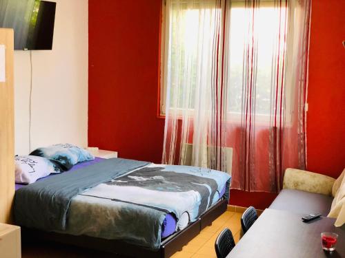 Cosy studios on the boards of Seine, PARIS
