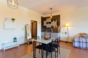 Cozy Sunny Flats by Hostwise