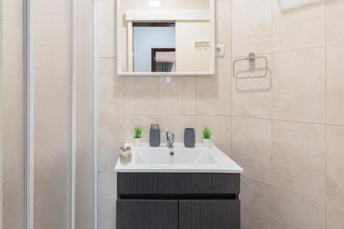 Deluxe Bright Flat with Netflix by Host Wise