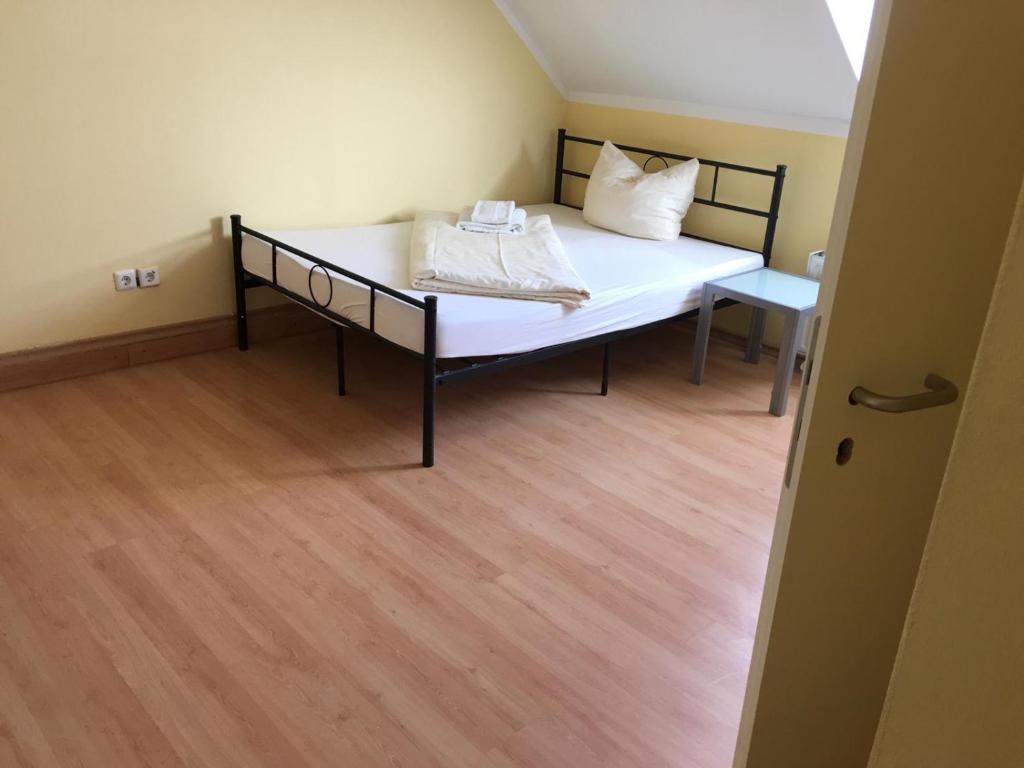 Appartements Doppelbettzimmer mit Bad Hummelstraße 2 2 O.G 67655 Kaiserslautern