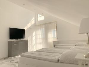 F10 APARTMENTS Roth