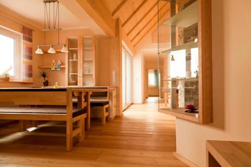 Familien Ferien Wohnung by Holzbau