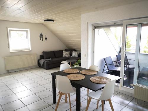 Familienfreundliche Ferienwohnung mit Wohlfühlbalkon und kostenlosem Parkplatz nahe Messe und Bodensee