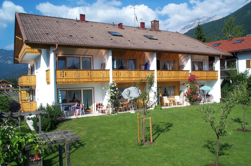 Appartements Ferienapartmenthaus Hubertushof Friedhofsweg 8 82481 Mittenwald