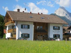 Appartements Ferienapartmenthaus Hubertushof Friedhofsweg 8 82481 Mittenwald Bavière