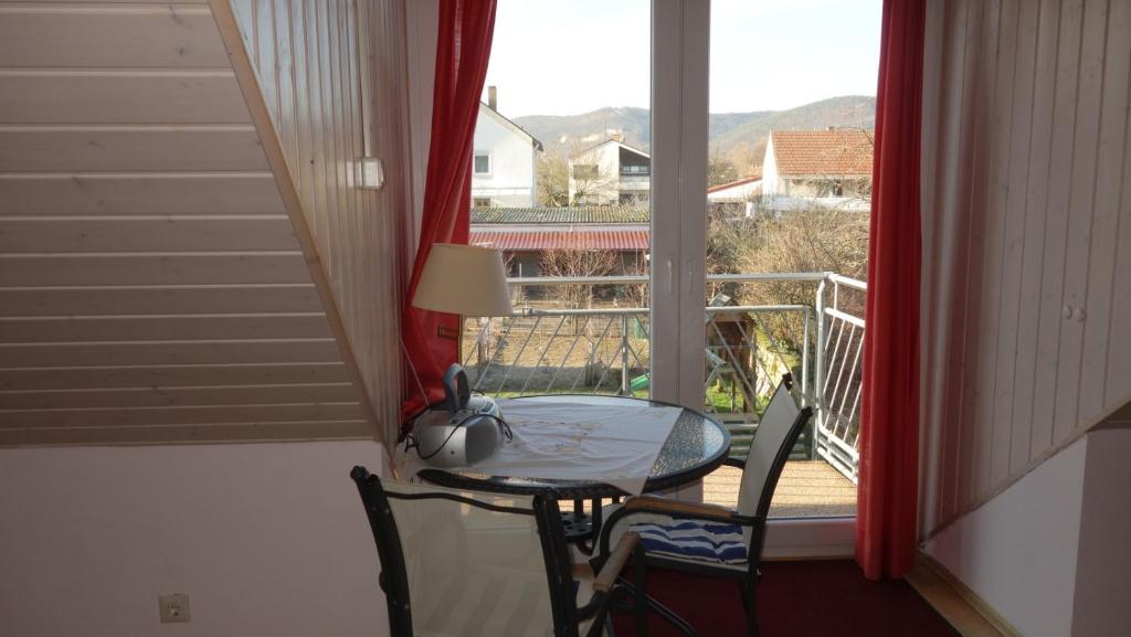 Appartements Ferienhaus - Kern Godramsteiner Straße 7a 76833 Böchingen