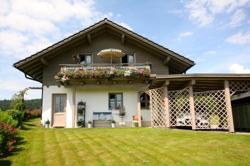 Ferienhaus und Ferienwohnungen Holzapfel Geiersthal