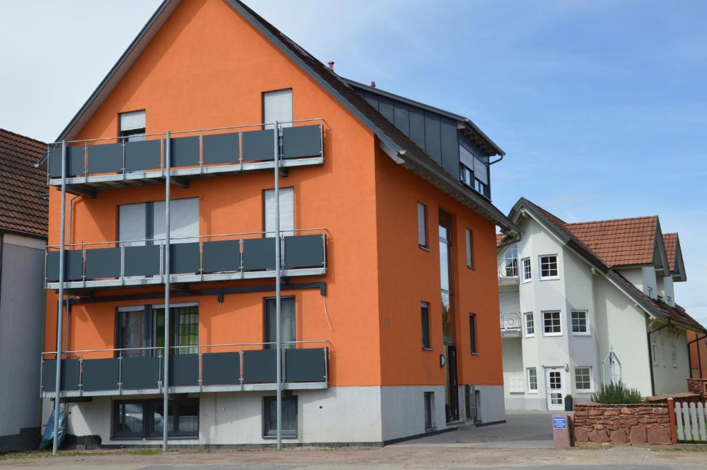 Ferienwohnung Am Brunnen (Nähe Europapark) Hauptstraße 126, 79365 Rheinhausen