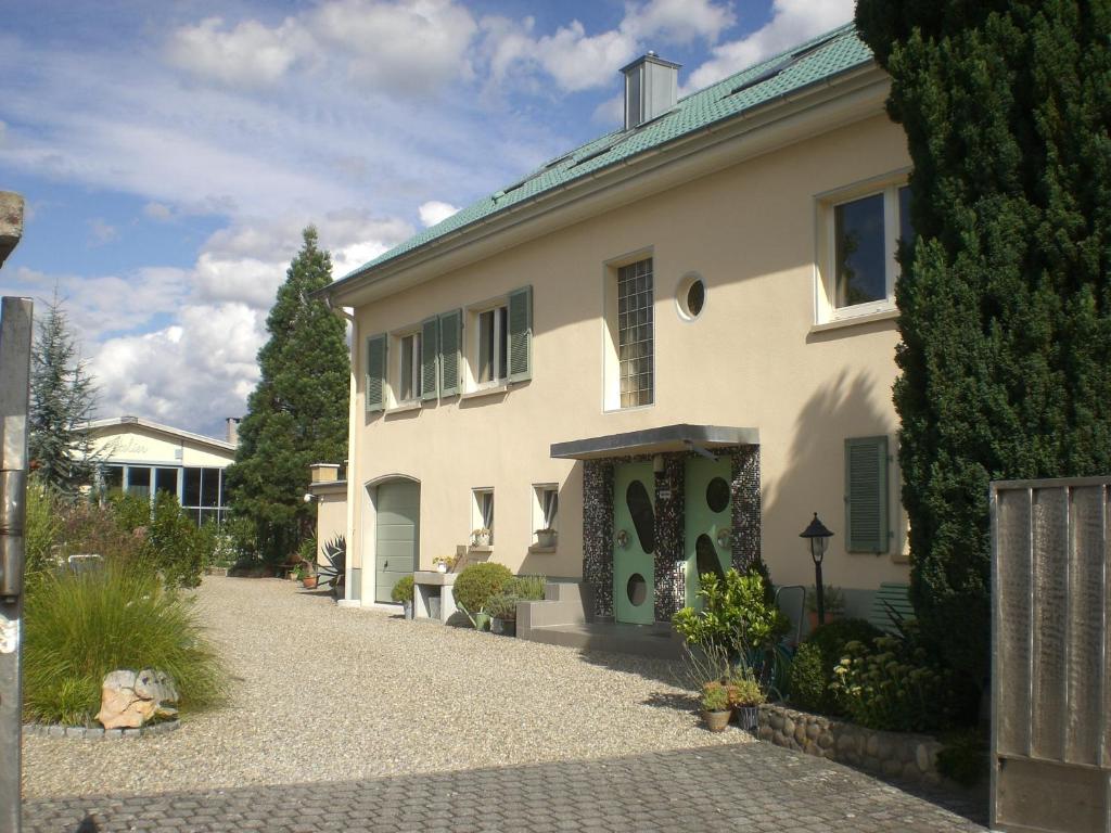 Appartements Ferienwohnung Sorgenfrei Eisenbahnstr. 7 79189 Bad Krozingen