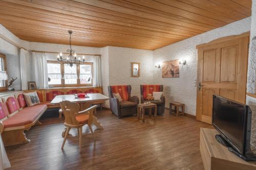 Ferienwohnungen Alpentraum - Landhaus am Bächle