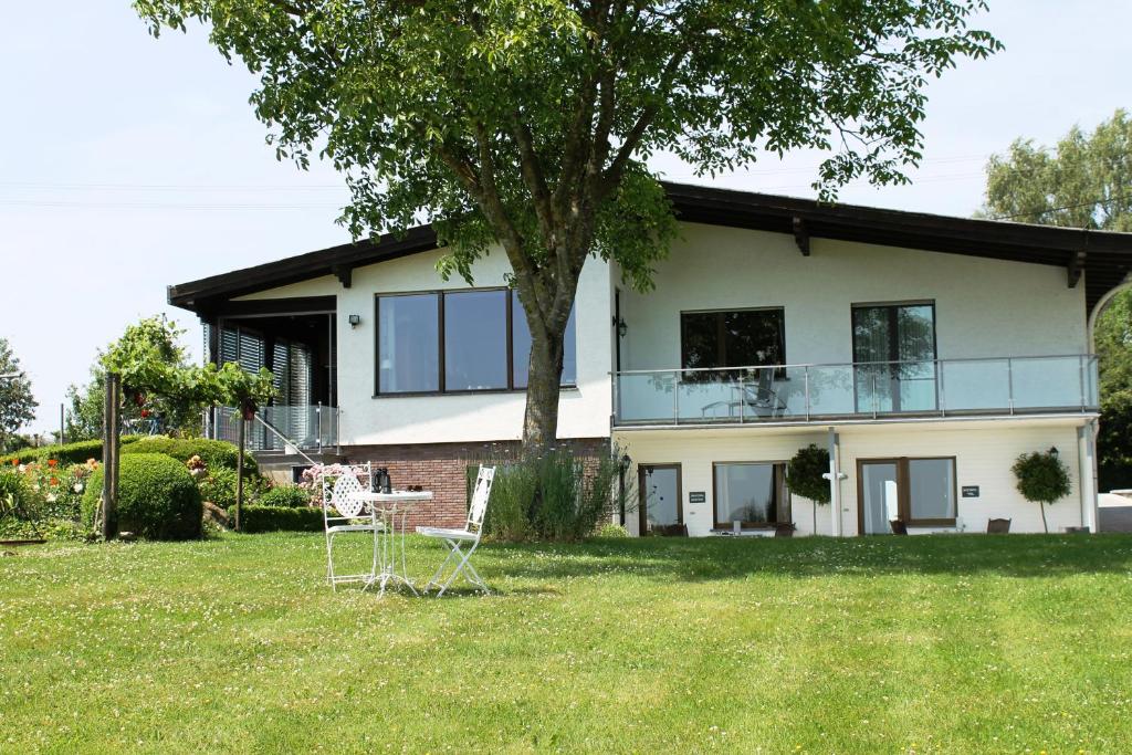 Ferienwohnungen Eifelblick Römerstraße 14, 56826 Lutzerath