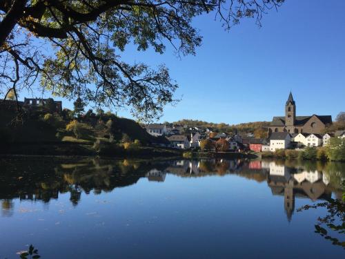 Ferienwohnungen Eifelstuben mit Charme - am See, nahe Burg