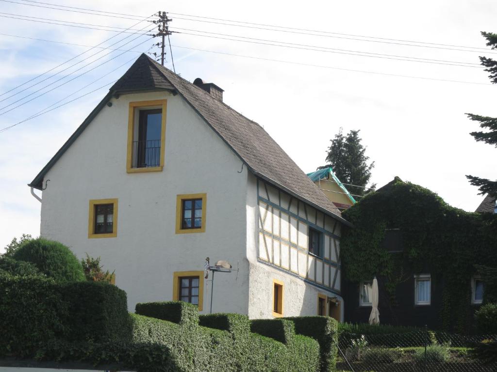 Appartements Ferienwohnungen Haus Hinneres Uscherberg 11 54552 Schalkenmehren