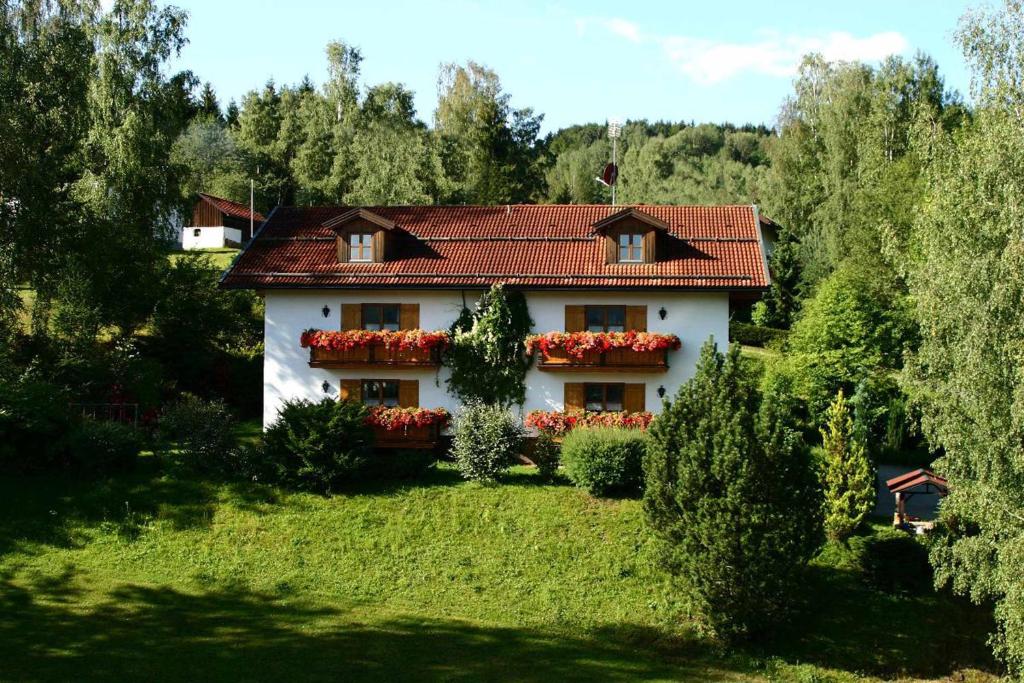 Appartements Ferienwohnungen Haus \ Reifbergweg 17 94258 Frauenau