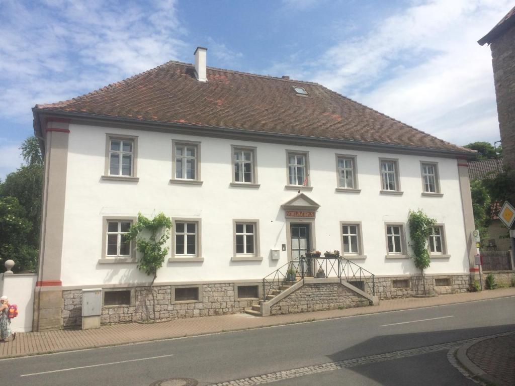 Appartements Ferienwohnungen im SCHUL & RATHHAUS Obervolkach Bürgermeister-Erhard-Straße 4 97332 Volkach