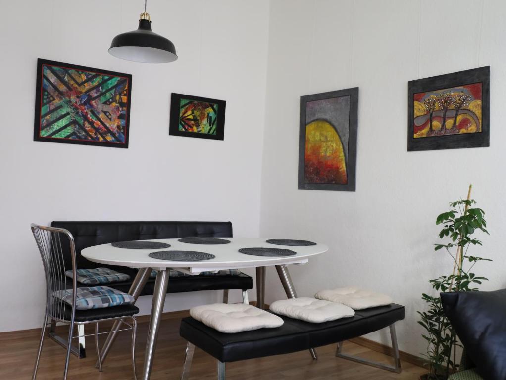 Appartements Ferienwohnungen in der Kunstgalerie Charlie und Jenny 13 Glockenstraße 09130 Chemnitz