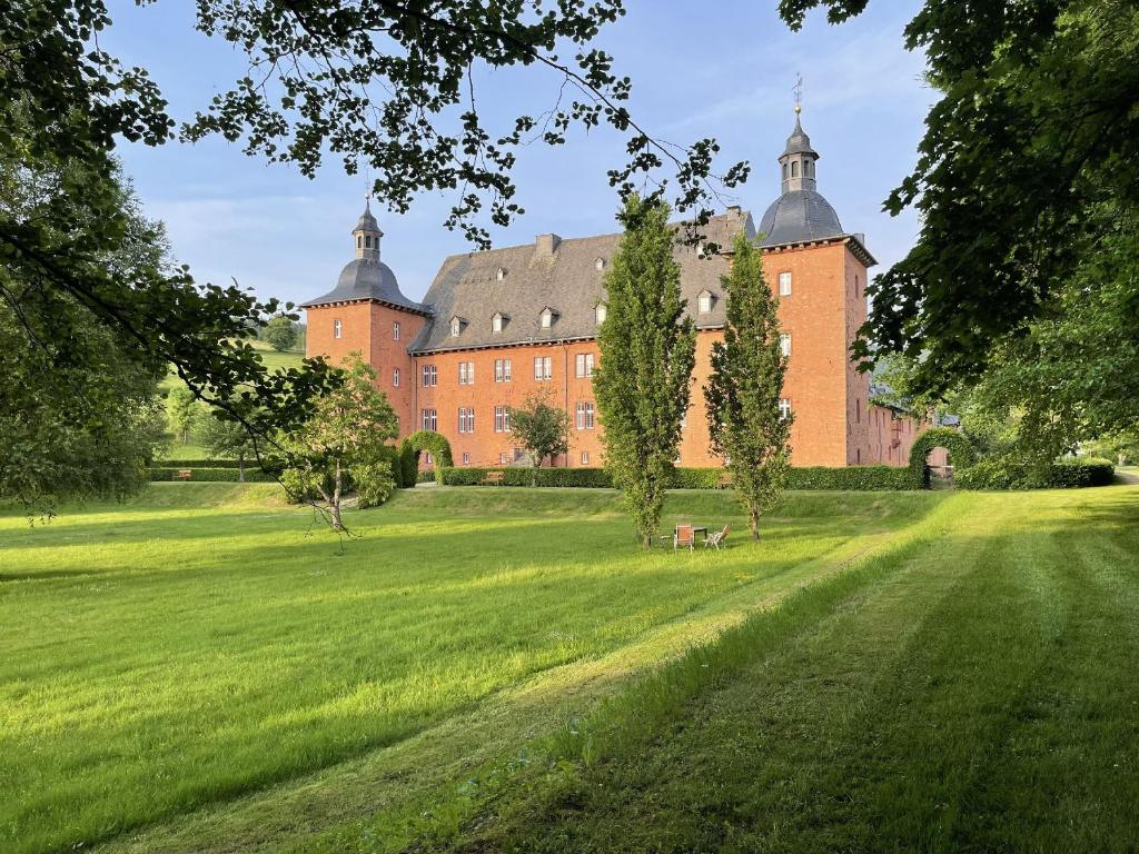 Appartements Ferienwohnungen Jagdschloss Adolphsburg Hauptstraße 1 57399 Kirchhundem