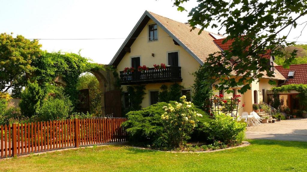 Ferienwohnungen Lindleshof Lindleshof 1, 97633 Leinach