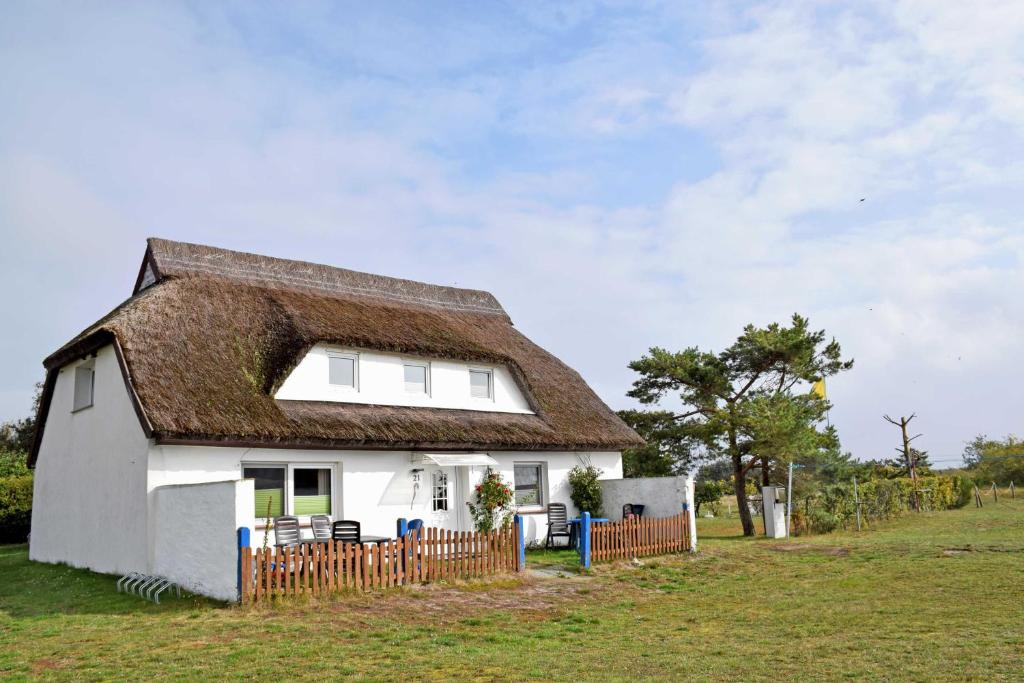 Ferienzimmer unterm Reetdach in Pl Plogshagen 21 a, 18565 Neuendorf