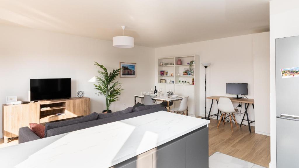 Fran Pacheco 39 (downtown apartment)