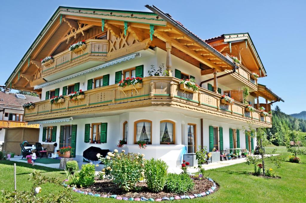 Appartements Gästehaus Christina -Wallgau Kalkbrennerstraße 1a 82499 Wallgau