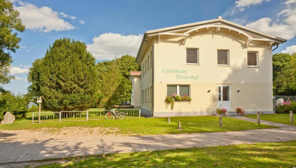 Gästehaus Niederhof Niederhof 17, 18519 Sundhagen
