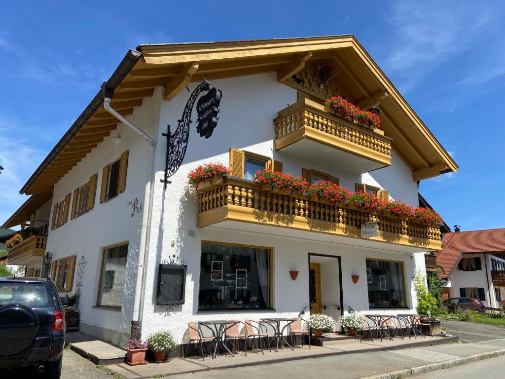 Appartements Gästehaus u Ferienwohnungen Veronika incl Frühstücksbuffet und KönigsCard Dorfstr. 10 82497 Unterammergau