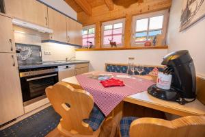 Gemütliche Ferienwohnung Bergwiese, 2-Raum, separates Schlafzimmer, schönen Balkon oder Terrasse, Komfort Ausstattung, ruhige Lage, kostenfrei WLAN, Sauna im Landhaus, Brötchenservice, Parkplatz kostenfrei, Hunde auf Anfrage, Tankstelle für E-Autos