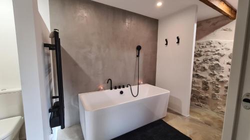 Gîtes 2 adultes dans un mas charme et calme assuré