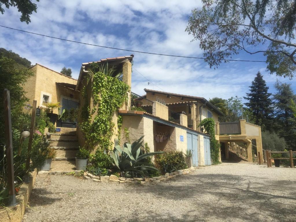 Appartements Gites Mas Du Cadranier 250 Chemin St Jean 04180 Villeneuve
