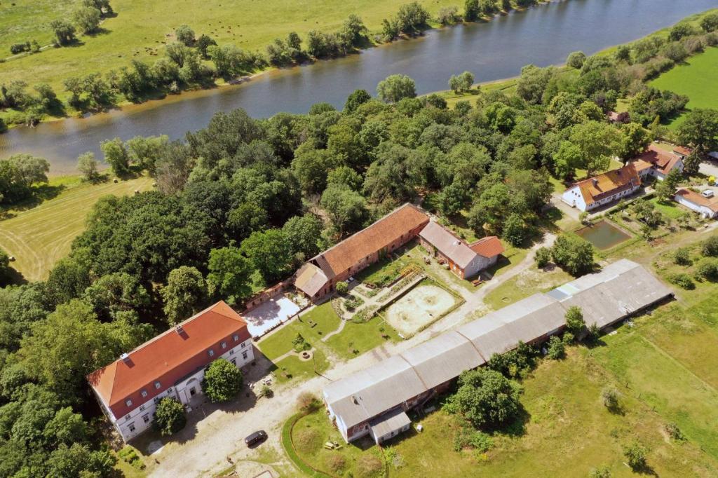 Gutshof Elbschloss Kehnert - Pension & Ferienwohnungen LPG-Hof, 39517 Kehnert