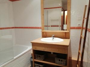 Hameau Pra Roustan by Godille