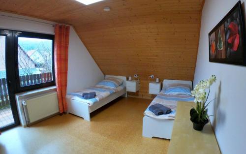 Harste Ferienhaus Ozga mit Balkon und Garten